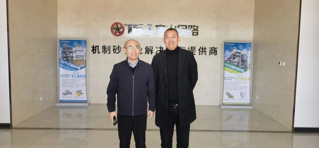 山東省砂石協(xié)會(huì )專(zhuān)職副秘書(shū)長(cháng)陳文蒞臨唐山金路，考察特細砂制砂樓